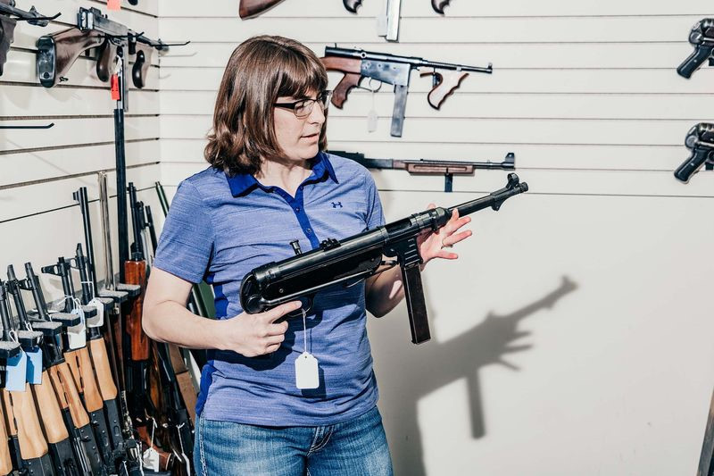 Joy Goepfert cầm trên tay khẩu MP40 của Đức Quốc xã sử dụng trong Thế chiến II. Một số vũ khí ngoài mục đích dùng để bắn, chúng còn có giá trị như những cổ vật, đặc biệt là những loại từ thời Thế chiến II. Điều đó làm cho giá trị của chúng càng tăng cao.