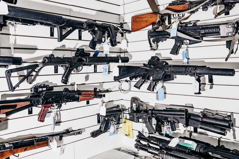 Năm 1986, Tổng thống Ronald Reagan ký đạo luật cấm dân thường mua súng máy mới khiến việc kinh doanh mặt hàng này trở nên khó khăn hơn. Nhiều người đã rời bỏ kinh doanh súng vì doanh số giảm. Tuy vậy, những người bám trụ được với loại hình này lại hốt bạc nhờ giá trị của chúng tăng theo cấp số nhân. Khó mua hơn, đồng nghĩa với giá trị cao hơn.