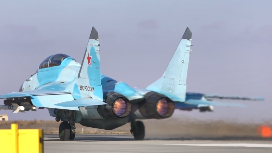 Nếu radar Zhuk-AE được xem là “con mắt” của MiG-35 thì bộ đôi động cơ phản lực Klimov RD-33MK lại là “trái tim” của dòng tiêm kích đa năng này. RD-33MK có công suất mỗi chiếc lên đến 18.285 lbf. Nguồn ảnh: Bộ Quốc phòng Nga.