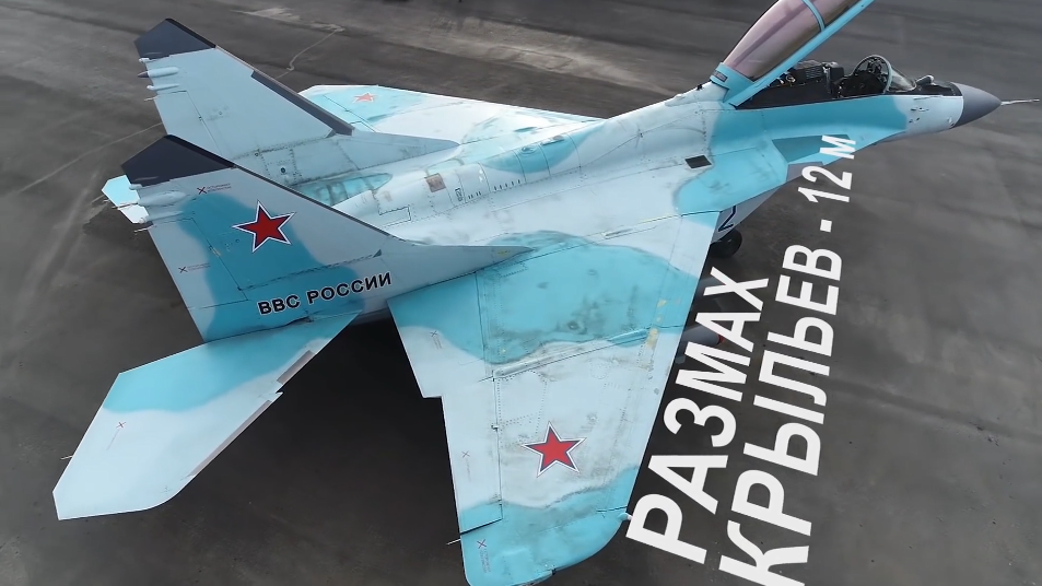 Về thiết kế tổng thể MiG-35 có chiều dài cơ bản 17.3 mét; sải cánh 12 mét; chiều cao 4.73 mét và có trọng lượng cất cánh tối đa 29.7 tấn. Phi hành đoàn của MiG-35 là từ 1-2 phi công tùy thuộc vào biến thể, trong đó MiG-35UB là biến thể hai chỗ ngồi duy nhất giành cho nhiệm vụ huấn luyện. Nguồn ảnh: Bộ Quốc phòng Nga.