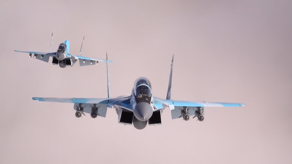 Mỗi chiếc MiG-35 được trang bị 9 giá treo vũ khí ở hai bên cánh và dưới thân với khả năng mang theo 7 tấn vũ khí vũ khí các loại gồm tên lửa không đối không, không đối đất, các dòng bom tấn công. Đó là còn chưa kể tới khẩu pháo tự động 30mm GSh-30-1 cùng 150 viên đạn. Nguồn ảnh: Bộ Quốc phòng Nga.
