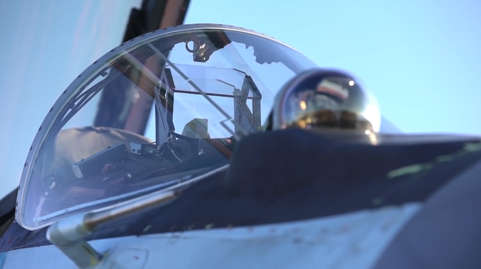 Một trong những bài kiểm tra quan trọng trên MiG-35 là khả năng hoạt động trong điều kiện bị áp chế điện tử mạnh, tuy nhiên chiến đấu cơ này lại dễ dàng vượt qua mọi bài kiểm tra với hệ thống điện tử hàng không hoạt động hết công suất trong suốt thời gian bay. Nguồn ảnh: Bộ Quốc phòng Nga.