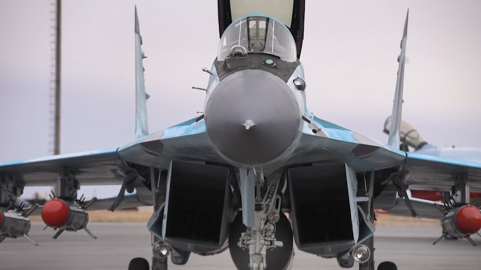 Hiện tại những chiếc MiG-35 đang được thử nghiệm tại trung tâm thử nghiệm bay của Bộ Quốc phòng Nga dưới sự hỗ trợ của các chuyên đến từ Tập đoàn chế tạo máy bay Mikoyan “cha đẻ” của tiêm kích MiG-35. Nguồn ảnh: Bộ Quốc phòng Nga.