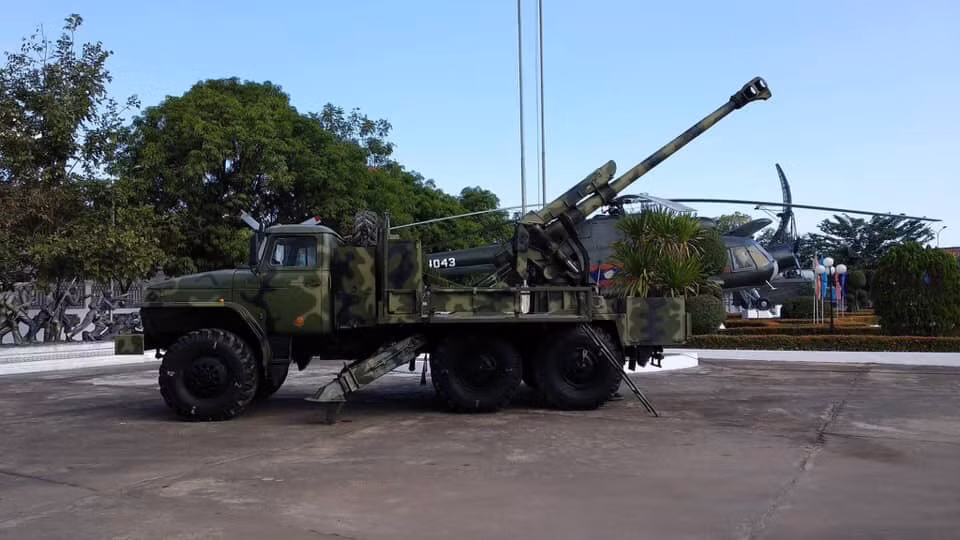 Giống như cách Việt Nam hiện đại hóa pháo M101, Lào cơ giới hóa pháo D30 bằng cách đặt nó phía sau thân xe Ural 4320 trên bệ cố định được hàn cố định vào trong khung thân với nòng pháo hướng về sau. Thân xe Ural 4320 cũng được gia cố với ba càng thủy lực với hai ở giữa thân xe và một ở đuôi xe, mặt khác nó cũng giúp cố định toàn bộ khung gầm sau mỗi loạt bắn của pháo D30 122mm. Nguồn ảnh: @can_nw.