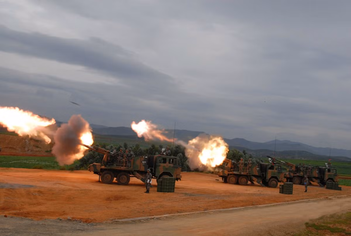 Và dựa trên thông số kỹ thuật của pháo D30 sau khi được hiện đại hóa, tầm bắn của pháo sẽ gần như không đổi 15km với đạn thông thường và 22km với đạn tăng tầm, tốc độ bắn trung bình của D30 là từ 5-6 phát/phút hoặc tối đa 12 phát/phút. Trọng lượng chiến đấu của mẫu pháo tự hành này có thể lên tới từ 12-13 tấn bao gồm cả số đạn dự trữ mang theo. Nguồn ảnh: Military-Today