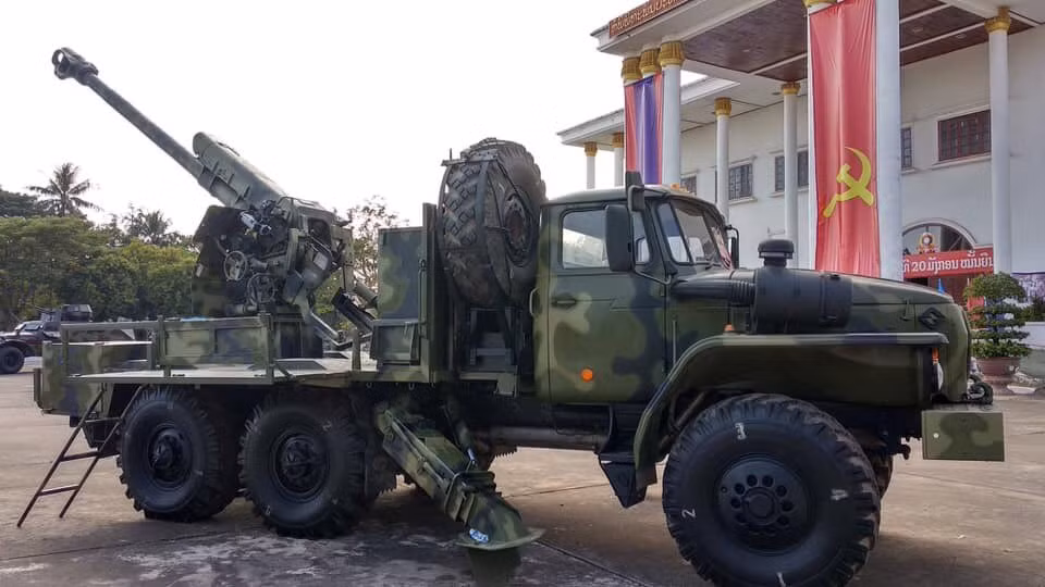 Và dựa trên một số hình ảnh được các diễn đài quân sự châu Á đăng tải gần đây cho thấy chúng ta có thể dễ dàng nhận ra rằng, Quân đội Lào đã đạt được những bước tiến vượt bậc trong việc hiện đại hóa lựu pháo D30 122mm trên nền tảng khung gầm bánh lốp đặc chủng 6x6. Nguồn ảnh: @can_nw.