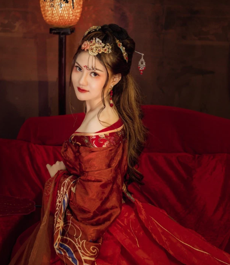 Sau khi tốt nghiệp trường cao đẳng, Trà My quen biết và yêu Nguyễn Vũ Trọng (SN 1983, trú phường Hòa An, quận Cẩm Lệ, TP. Đà Nẵng) - ông trùm ma túy và dấn thân vào con đường tội lỗi. 