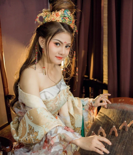 Nguyễn Thị Trà My (SN 1997, trú thị trấn Kiến Giang, huyện Lệ Thủy, tỉnh Quảng Bình) được cư dân mạng biết đến như một hot girl mạng xã hội với những bức ảnh lôi cuốn mọi ánh nhìn trong bộ cổ phục phi tần thời xưa. Trà My cũng là một trong số các cô gái thường xuyên nói chuyện đạo lý trên mạng xã hội. 