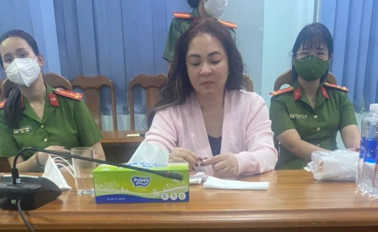 Về lý do xúc phạm nhà báo Đặng Thị Hàn Ni, bà Hằng khai, nhà báo Hàn Ni đã có những phát ngôn trên mạng xã hội không tốt về Công ty Đại Nam và Quỹ từ thiện Hằng Hữu của bà Hằng. Riêng nghệ sỹ Hoài Linh, bà Hằng khai, bà biết Hoài Linh có mối quan hệ với ông Võ Hoàng Yên. Tuy nhiên, khi có xung đột và cho rằng ông Võ Hoàng Yên lừa đảo, bà Hằng nhờ Hoài Linh cùng lên tiếng thì ông Linh im lặng. 