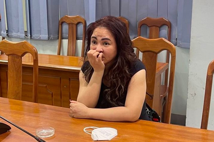 Cơ quan điều tra xác định, trong các buổi livestream, bà Nguyễn Phương Hằng đã xâm phạm đến bí mật đời tư, ảnh hưởng đến uy tín, danh dự của một số người, như bà Nguyễn Thị Mỹ Oanh (ca sỹ Vy Oanh), ông Võ Nguyễn Hoài Linh (danh hài Hoài Linh), bà Đặng Thị Hàn Ni (nhà báo Hàn Ni). Các cá nhân nêu trên đã tố cáo và ngày 24/3/2022, Cơ quan CSĐT Công an TPHCM đã khởi tố, bắt tạm giam đối với bà Nguyễn Phương Hằng để điều tra, xử lý theo quy định của pháp luật. 