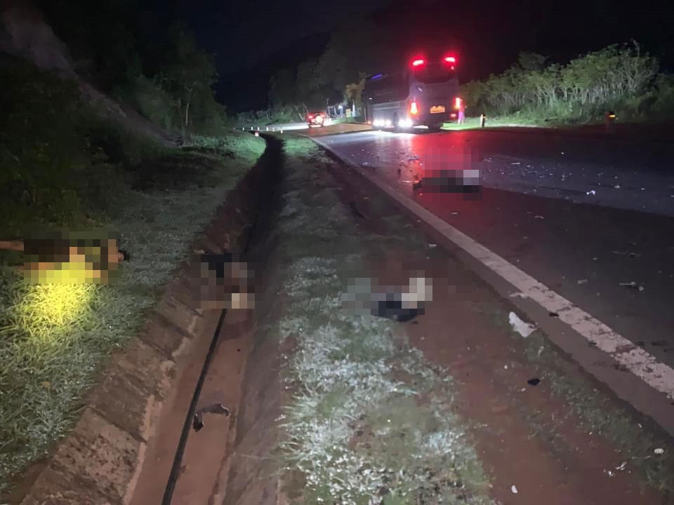 Danh tinh 3 nguoi tu vong sau va cham voi xe khach o Son La