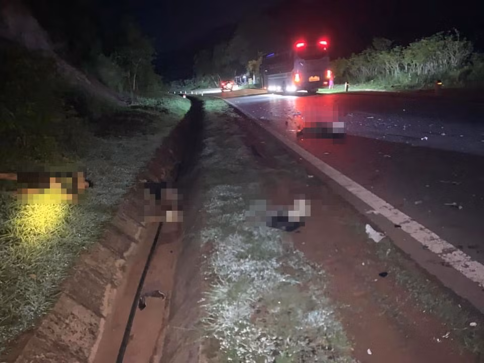 Danh tinh 3 nguoi tu vong sau va cham voi xe khach o Son La