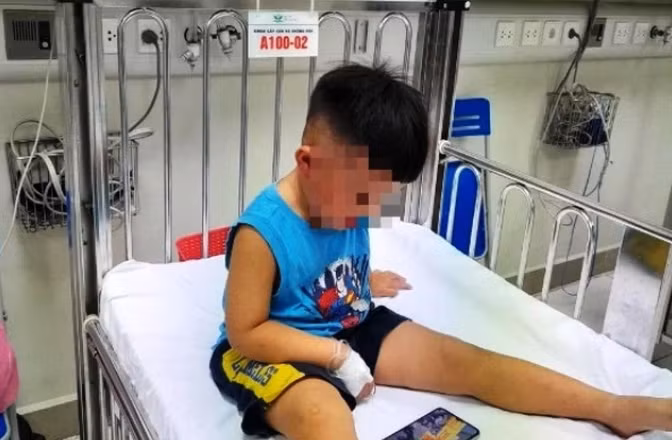 Toan canh vu tim ra be trai 3 tuoi bi nhet vao tu dong