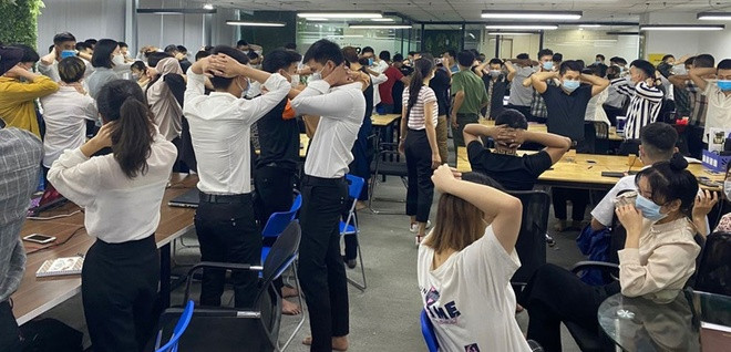 Đại tá Lê Xuân Minh còn trực tiếp chỉ đạo các cán bộ, chiến sĩ của Cục C50 khám phá hàng loạt vụ án lừa đảo đầu tư bán hàng đa cấp với hàng nghìn bị hại, chiếm hưởng trái phép hơn 700 tỷ đồng. Trước thực trạng xuất hiện hàng loạt chiêu trò lừa đảo qua mạng của những kẻ lừa đảo trong nước và xuyên quốc gia, cũng như thông tin xấu, độc trên mạng xã hội, đại tá Lê Xuân Minh từng có nhiều chia sẻ thiết thực qua tọa đàm, truyền hình, để giúp người dân nhận diện rõ hơn, tránh rơi vào bẫy của kẻ xấu. (Ảnh minh họa) 