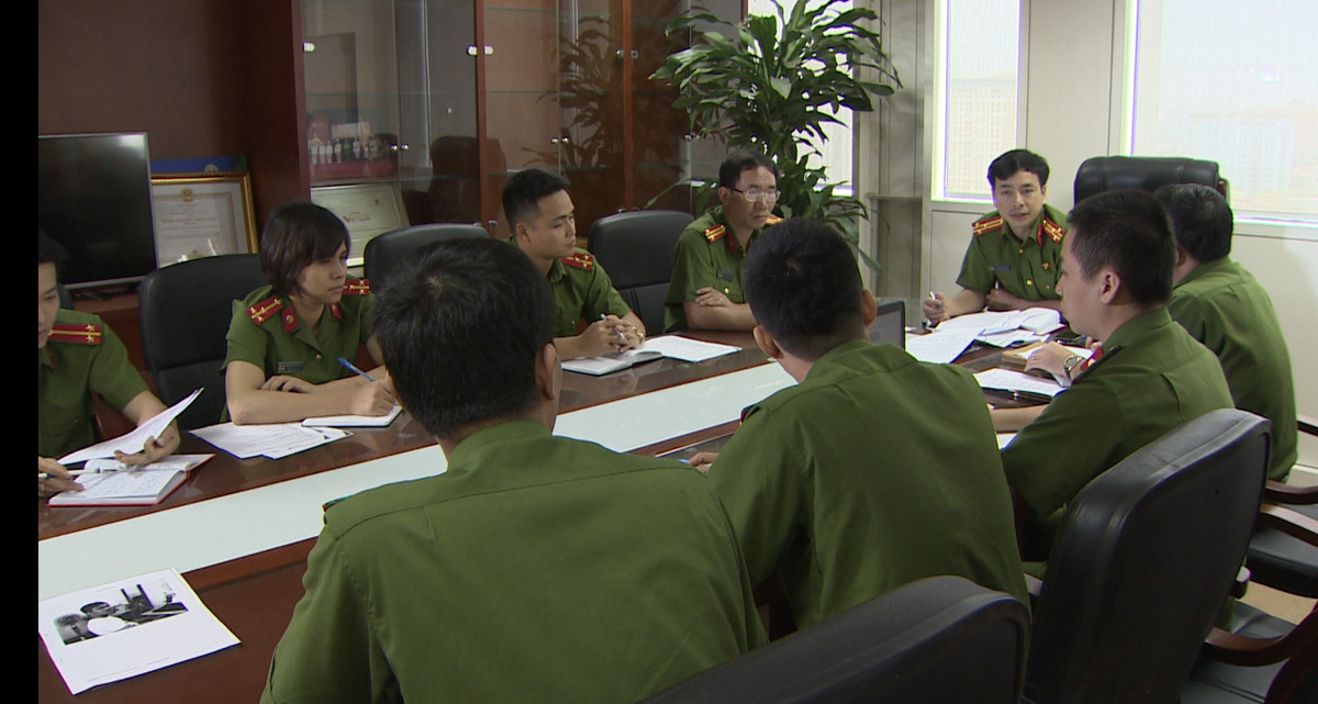 Khi phá án cùng FBI ở vụ án lớn trên, đại tá Lê Xuân Minh còn mang hàm trung tá. Theo đó, từ năm 2005 đến năm 2013, ước tính nhóm tội phạm “Mattfeuter” đã chiếm hưởng và gây thiệt hại cho các bị hại số tiền khoảng 200 triệu USD. Cơ quan Cảnh sát Điều tra Bộ Công an đã ra quyết định khởi tố vụ án, khởi tố 7 bị can liên quan đến vụ án, thu giữ nhiều tài sản có giá trị lớn gồm 4 siêu xe nhãn hiệu Porcher, Mercedes cùng nhiều sổ tiết kiệm, giấy chứng nhận quyền sở hữu nhà đất, hàng tỷ đồng tiền mặt và các tài sản khác. (Ảnh: VTV)