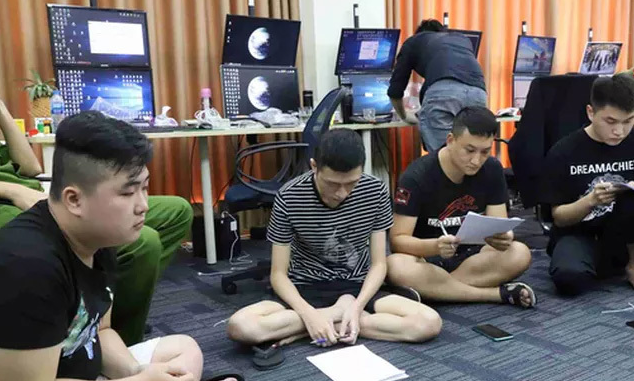 Được biết các đối tượng đều là người Trung Quốc, còn rất trẻ, tuổi từ 18-24, được thuê sang làm việc với mức lương khoảng 3 nghìn nhân dân tệ, tương đương gần 100 triệu đồng Việt Nam. Những người này có nhiệm vụ điều hành các trang web, tổ chức cho chính công dân Trung Quốc đánh bạc trực tuyến, với các hình thức cá cược thể thao, dự đoán kết quả xổ số, lô đề… 