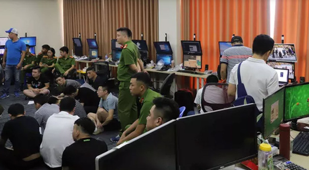 Đặc biệt, Đại tá Lê Xuân Minh cũng từng ghi dấu ấn trong chuyên án triệt phá đường dây đánh bạc qua internet do người Trung Quốc điều hành tại khu đô thị Our City Hải Phòng vào năm 2019, cơ quan Công an bắt giữ 380 đối tượng người Trung Quốc tham gia điều hành các trang web, tổ chức cho chính công dân Trung Quốc đánh bạc trực tuyến. 