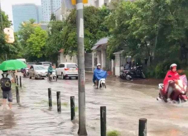 Sáng nay, do ảnh hưởng của bão Mulan, cơn mưa lớn kéo dài từ đêm tới sáng chưa dứt khiến nhiều tuyến phố Hà Nội ngập sâu. (Ảnh: Giadinh.net)