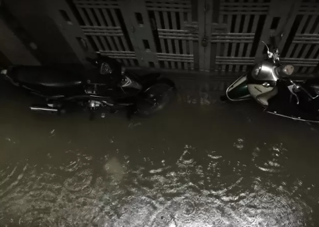 Hình ảnh ngập nước tại một nhà trong ngõ trên đường Tân Mai. (Ảnh: Giadinh.net)