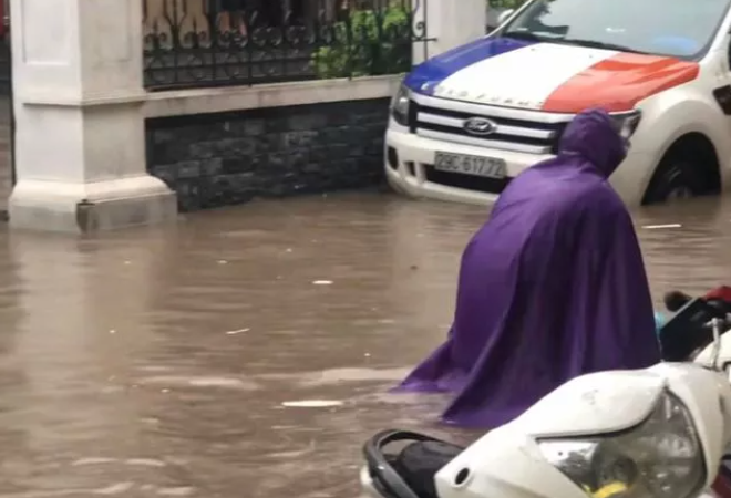 Tới giờ đi làm, mưa vẫn chưa dứt đã gây không ít khó khăn cho người dân phải đi chuyển trên đường. (Ảnh: Giadinh.net)