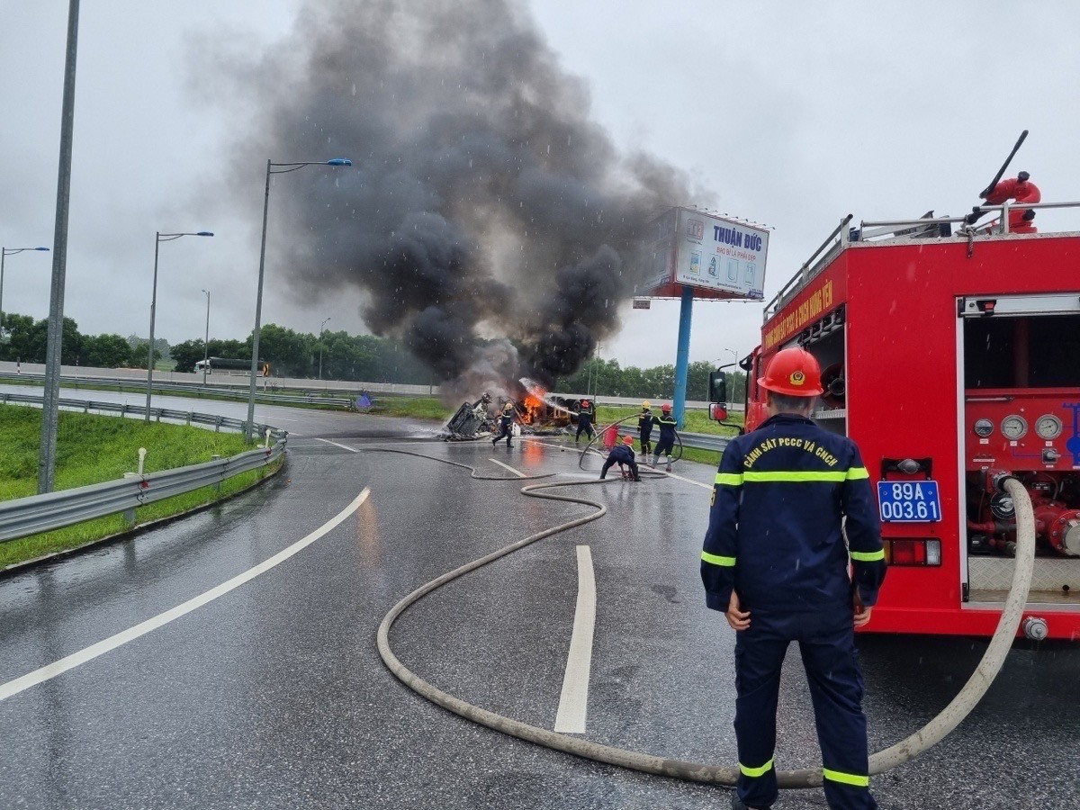 Hậu quả: Vụ tai nạn không gây thiệt hại về người, xe ô tô đầu kéo bị cháy toàn bộ phần đầu xe. Hiện vụ xe đầu kéo lật ngửa, lửa cháy thiêu rụi phần đầu xe trên cao tốc đang được cơ quan chức năng điều tra, làm rõ. 