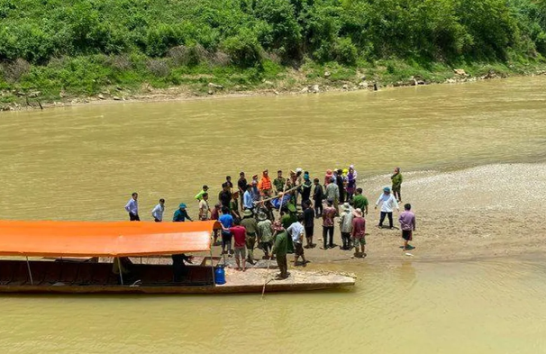 Vu lat thuyen o Lao Cai: Tim thay thi the 5 nguoi mat tich