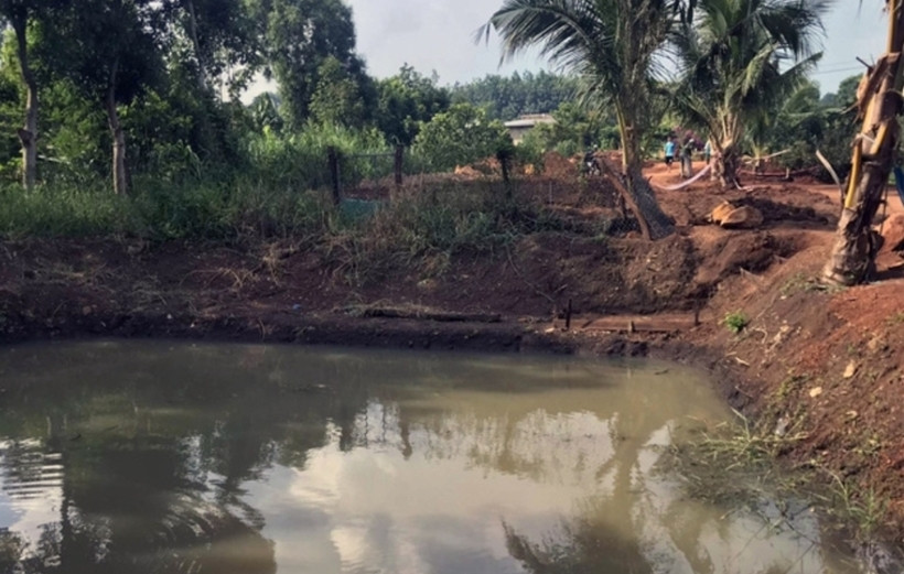  Bé trai 3 tuổi trượt chân đuối nước ở ao nhà: Ngày 14/8, thông tin từ UBND xã Tân An, huyện Tân Kỳ, tỉnh Nghệ An cho biết, chiều 13/8, anh Bùi Văn Q. (bố của cháu V. 3 tuổi, trú tại xóm Thanh Yên, xã Tân An) đi chợ về thì không thấy con đâu. Anh đi tìm thì phát hiện vết trượt ở ao trong vườn nhà. Nghi có việc chẳng lành, anh Q. nhảy xuống ao và tìm thấy cháu V đã tử vong. Sau khi hoàn tất các thủ tục pháp lý cần thiết, thi thể bé được bàn giao cho gia đình lo mai táng. 