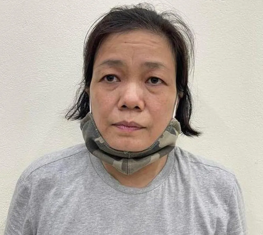  Khởi tố 'nữ quái' chuyên lừa đảo điện thoại của lái 'xe ôm': Phạm Hồng Thúy (SN 1972, trú quận Tây Hồ, Hà Nội) lấy lý do cần chụp ảnh hàng hóa nên mượn nạn nhân chiếc điện thoại di động. Nhân lúc người lái 'xe ôm' sơ hở, “nữ quái” này đã nhanh chân biến mất. Với mánh khóe của mình, Thúy đã gây ra trót lọt 3 vụ lừa đảo chiếm đoạt tài sản. Ngày 14/8, Công an quận Hoàn Kiếm cho biết đã khởi tố, bắt tạm giam Thuý.