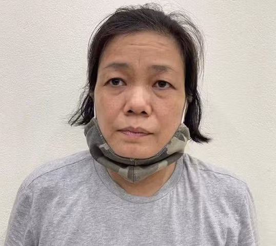  Khởi tố 'nữ quái' chuyên lừa đảo điện thoại của lái 'xe ôm': Phạm Hồng Thúy (SN 1972, trú quận Tây Hồ, Hà Nội) lấy lý do cần chụp ảnh hàng hóa nên mượn nạn nhân chiếc điện thoại di động. Nhân lúc người lái 'xe ôm' sơ hở, “nữ quái” này đã nhanh chân biến mất. Với mánh khóe của mình, Thúy đã gây ra trót lọt 3 vụ lừa đảo chiếm đoạt tài sản. Ngày 14/8, Công an quận Hoàn Kiếm cho biết đã khởi tố, bắt tạm giam Thuý.