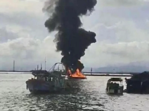  Xuồng chở dầu cháy rụi trên vùng biển Móng Cái: Ngày 14/8, vị chỉ huy một đơn vị chuyên trách ở TP Móng Cái (Quảng Ninh) cho biết, chiều 13/8, tại khu vực bến Mũi Ngọc thuộc vùng biển phường Bình Ngọc, TP Móng Cái, chiếc xuồng do anh N.V.C. (41 tuổi, trú tại xã Hải Xuân, TP Móng Cái, người bán dầu trên địa bàn) điều khiển, chở khoảng hơn 1.000 lít dầu, bất ngờ bốc cháy dữ dội. Thiệt hại tài sản sau vụ cháy chưa được thống kê và cơ quan chức năng địa phương đang phối hợp để điều tra làm rõ.