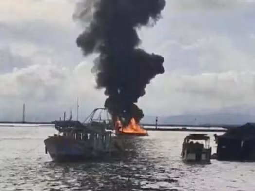  Xuồng chở dầu cháy rụi trên vùng biển Móng Cái: Ngày 14/8, vị chỉ huy một đơn vị chuyên trách ở TP Móng Cái (Quảng Ninh) cho biết, chiều 13/8, tại khu vực bến Mũi Ngọc thuộc vùng biển phường Bình Ngọc, TP Móng Cái, chiếc xuồng do anh N.V.C. (41 tuổi, trú tại xã Hải Xuân, TP Móng Cái, người bán dầu trên địa bàn) điều khiển, chở khoảng hơn 1.000 lít dầu, bất ngờ bốc cháy dữ dội. Thiệt hại tài sản sau vụ cháy chưa được thống kê và cơ quan chức năng địa phương đang phối hợp để điều tra làm rõ.