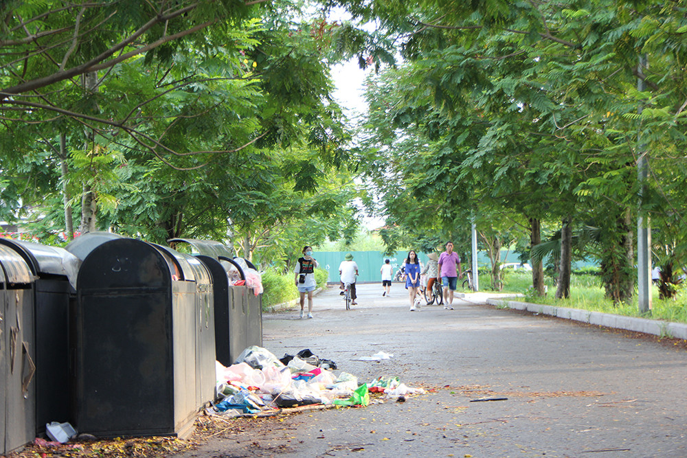 Tại các lối đi trong công viên, rác thải tràn lan không người dọn dẹp... 
