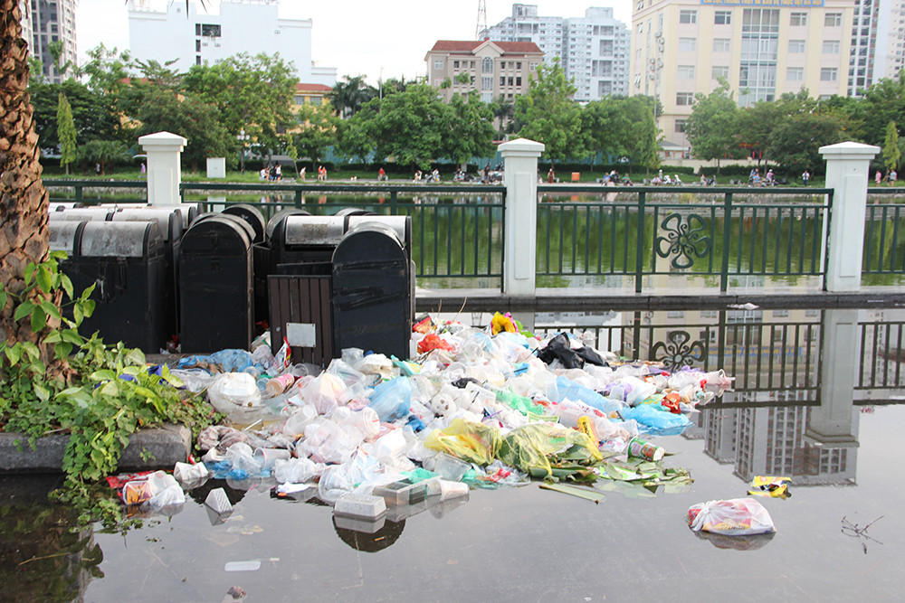 Mặc dù tại Công viên Mai Dịch có những thùng đựng rác, nhưng do các thùng rác không được bố trí hợp lý nên rác thải được vứt ngổn ngang ra ngoài gây ô nhiễm môi trường.