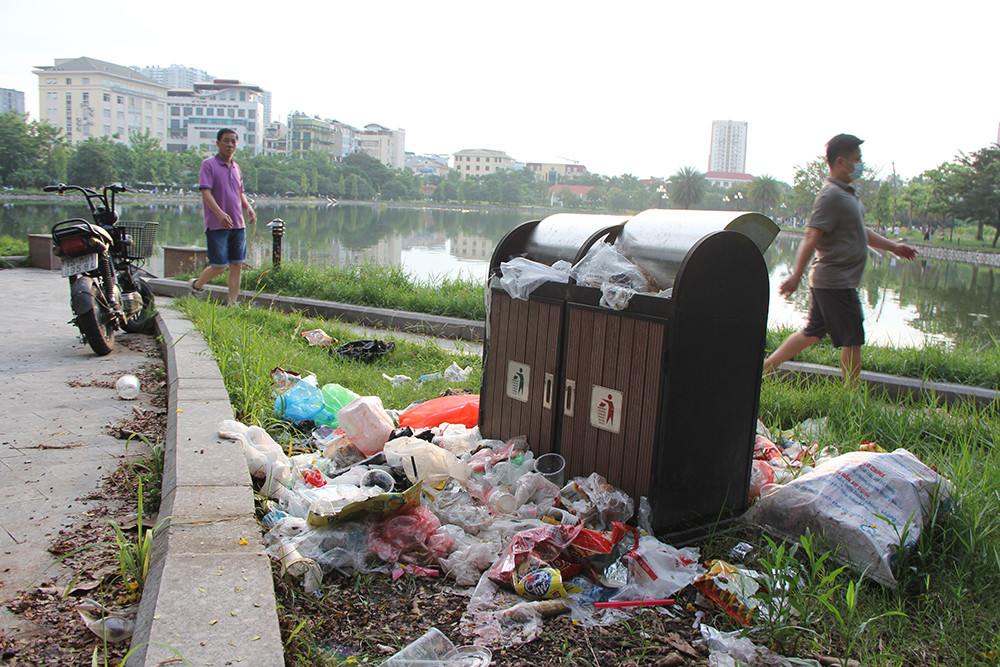 Một số người dân sinh sống tại phường Cầu Diễn cho biết, hàng ngày họ thường ra đây chạy tập thể dục mà mùi hôi thối bốc lên nồng nặc rất khó chịu. Mặc dù rác thải tại công viên ùn ứ cả tháng nay không hiều lý do vì sao không thấy ai dọn dẹp. 