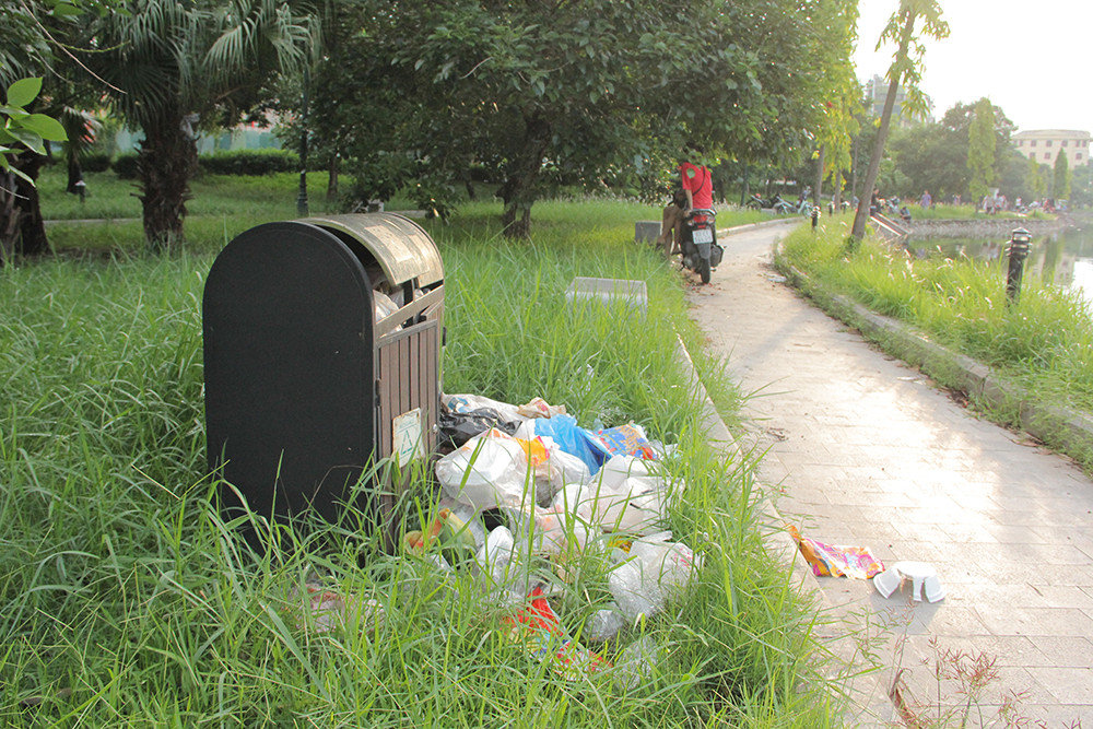 Người dân đi bộ trong công viên không khỏi chán nản khi thấy cảnh nhếch nhách, bẩn thỉu. 