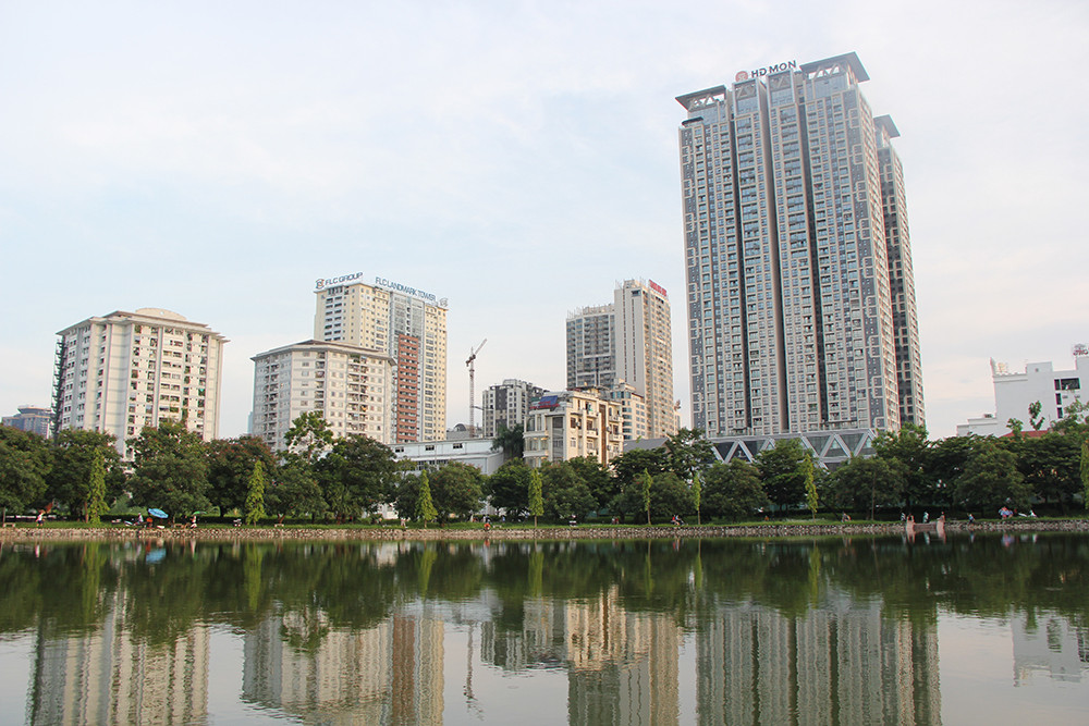 Theo tìm hiểu của PV, dự án Công viên - hồ điều hòa Mai Dịch (đường Hồ Tùng Mậu, phường Mai Dịch, quận Cầu Giấy và phường Mỹ Đình 2, quận Nam Từ Liêm, Hà Nội) được xây dựng theo hình thức hợp đồng BT (xây dựng - chuyển giao) với tổng mức đầu tư khoảng 957 tỷ đồng. 