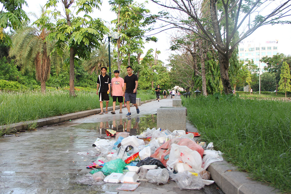 Dự án khởi công từ năm 2016 đến cuối năm 2018 thì cơ bản hoàn thành và đưa vào sử dụng. Tuy nhiên đến nay, công viên này trở lên nhếch nhác, bốc mùi hôi thối.