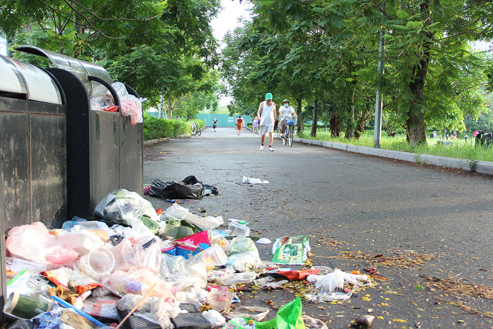 Đủ loại rác thải được tập kết ở ven hồ bốc mùi hôi thối, gây ô nhiễm môi trường. 