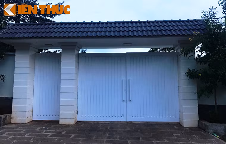 Theo tìm hiểu của PV Kiến Thức, căn nhà cấp 4 nhưng khá kiên cố trên khu đất rộng 2.300m2 gồm 2 thửa của gia đình ông Nguyễn Văn Đấu toạ lạc tại ấp Trần Hưng Đạo, xã Xuân Thạnh, huyện Thống Nhất, tỉnh Đồng Nai.