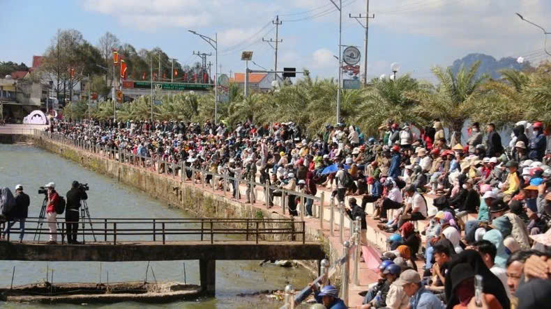 Sôi nổi giải đua thuyền truyền thống huyện Krông Ana - Hình 2 Soi noi giai dua thuyen truyen thong huyen Krong Ana-Hinh-2