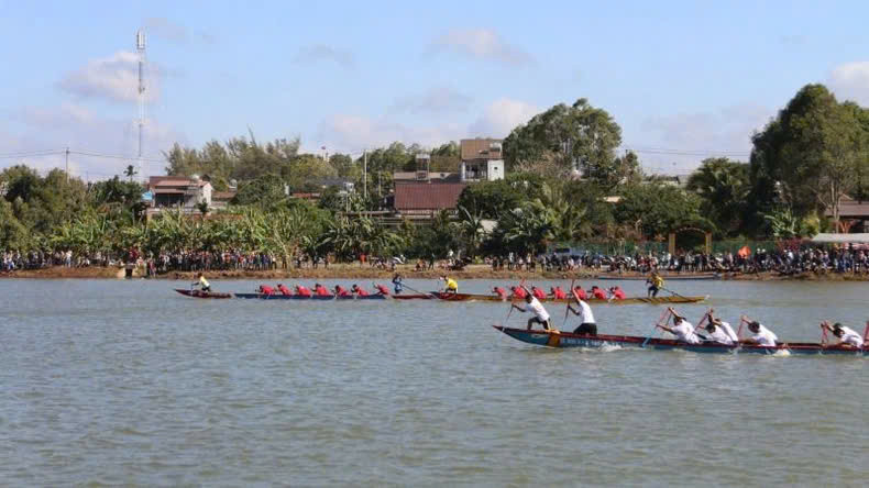 Sôi nổi giải đua thuyền truyền thống huyện Krông Ana - Hình 3 Soi noi giai dua thuyen truyen thong huyen Krong Ana-Hinh-3