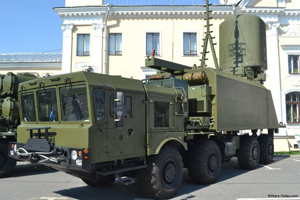 Xe chở radar tìm kiếm mục tiêu và điều khiển hỏa lực Mineral-E lắp trên khung gầm hạng nặng MZKT-7930. Radar Mineral-E có phạm vi tìm kiếm mục tiêu 250 km ở chế độ chủ động, lên đến 450 km ở chế độ thụ động. Loại radar này cũng được sử dụng để dẫn đường cho tên lửa chống hạm trên tàu hộ vệ tên lửa Gepard 3.9 của Hải quân nhân dân Việt Nam. Ảnh: Military Today.