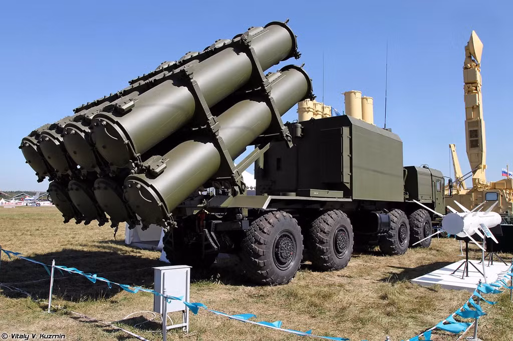 Hệ thống Bal-E được chế tạo cho nhiệm vụ bảo vệ bờ biển, khu vực eo biển, vùng lãnh hải chống lại các cuộc tấn công đổ bộ của đối phương vào đất liền. Hệ thống có thể tấn công tàu mặt nước, tàu đổ bộ và lực lượng phụ trợ của đối phương. Ảnh: Vitaly V.Kuzmin.