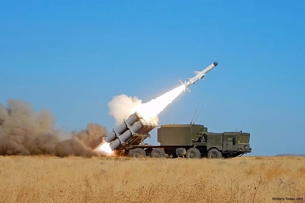 Radar của tên lửa có phạm vi tìm kiếm mục tiêu khoảng 20 km. Khi mục tiêu được khóa vào radar của tên lửa, nó hạ độ cao xuống còn 10-15 m, sau đó hạ xuống 4 m trước khi lao vào mục tiêu để tăng khả năng sát thương. Tên lửa Kh-35 có thể nhấn chìm chiến hạm tải trọng 5.000 tấn. Ảnh: Military Today.