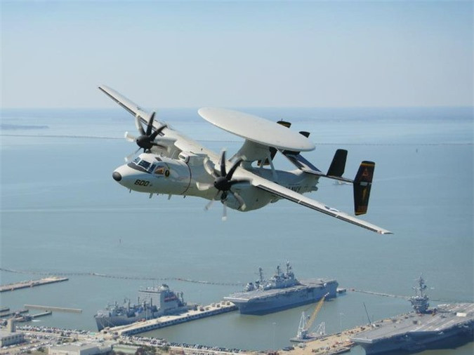 Northrop Grumman E-2D Advanced Hawkeye được Hải quân Mỹ sử dụng vào cuối những năm 1950. Máy bay quân sự 232 triệu USD này thực hiện chuyến bay đầu tiên vào tháng 10/1960 và hiện cũng đang được Mexico, Nhật Bản, Pháp, Ai Cập... sử dụng.