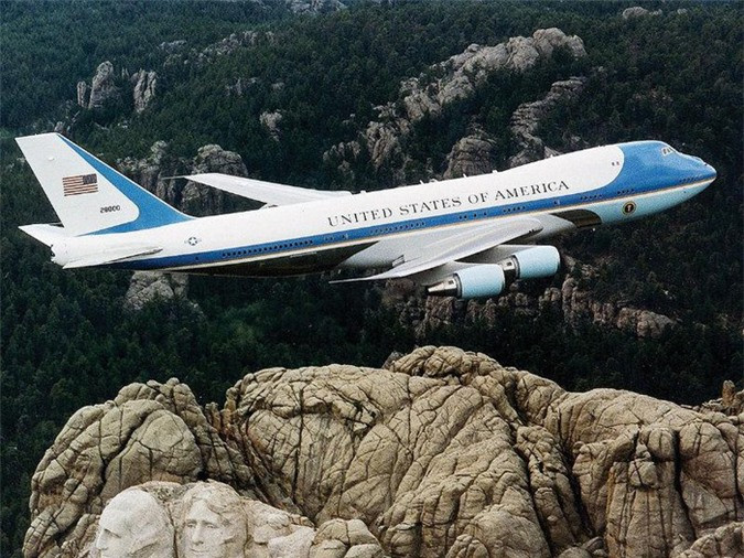 Hai chiếc Boeing VC-25 phục vụ Tổng thống Mỹ là phiên bản quân sự được điều chỉnh của Boeing 747-200 với giá khoảng 660 triệu USD. Boeing VC-25 bắt đầu vận hành vào năm 1990 và trong 1 giờ bay, hai chiếc máy bay này.