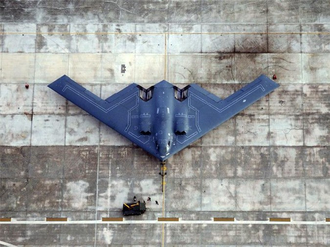 Northrop Grumman B-2 Spirit là một máy bay quân sự ném bom tàng hình chiến lược của Không quân Mỹ đi vào vận hành năm 1989. Chiến đấu cơ này có khả năng thâm nhập vào lưới phòng thủ phức tạp và có thể thực hiện các cuộc tấn công ở độ cao lên tới 15.240m. Chi phí ban đầu của B-2 là 737 triệu USD song năm 1997, sau khi điều chính và trang bị thêm bộ phận mới, tổng chi phí của nó lên tới 2,1 tỷ USD khiến chiến đấu cơ này trở thành máy bay đắt đỏ nhất từng được sản xuất. Đó là chưa kể B-2 tốn tới 135.000 USD cho mỗi giờ hoạt động.