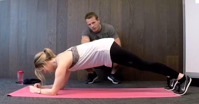 Sai lầm thường thấy khi tập plank (chống đẩy tĩnh) là không giữ lưng thẳng và nâng mông quá cao. Điều này không phát huy được tối đa hiệu quả của bài tập. 