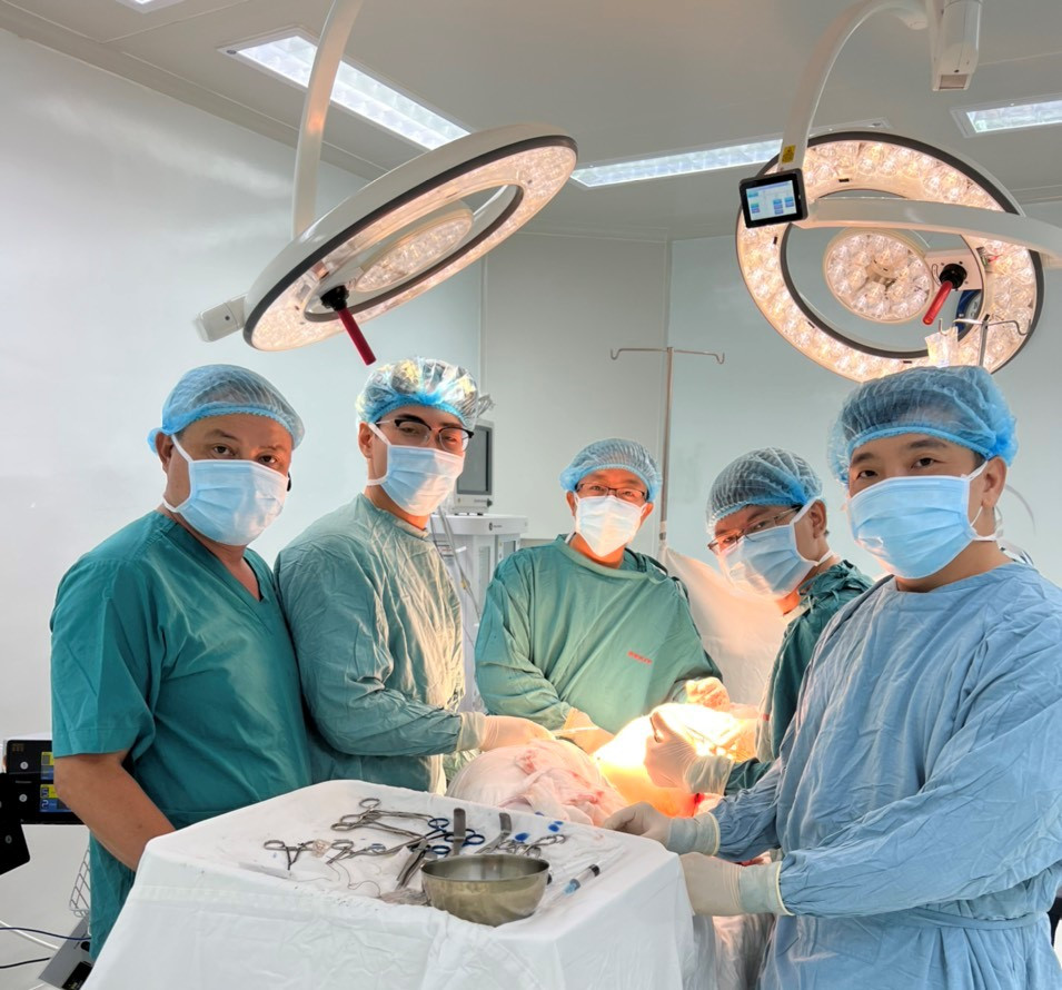 Tái tạo ngực cho bệnh nhân ung thư vú 19 tuổi bằng vạt cơ lưng - Hình 2 Tai tao nguc cho benh nhan ung thu vu 19 tuoi bang vat co lung-Hinh-2