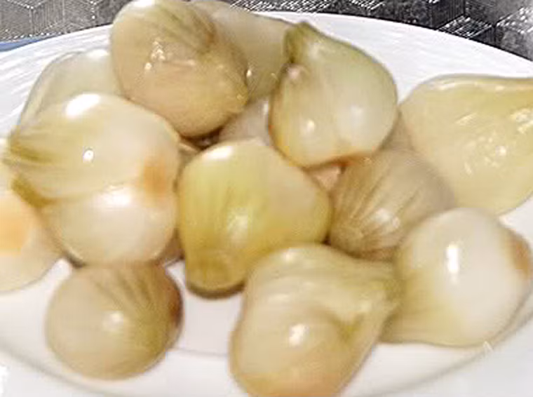  Ngoài cách làm gia vị nêm vào món ăn, nhiều người còn tận dụng hành củ muối nhằm giảm ngấy, kích thích vị giác, ngon miệng hơn khi ăn những món béo ngậy như thịt mỡ, bánh chưng… 